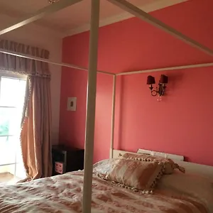 Sunny Golf And Free Parking Guest house
